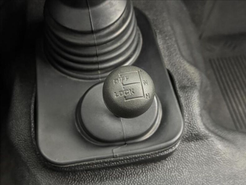 Land Rover Defender - hlavní fotka