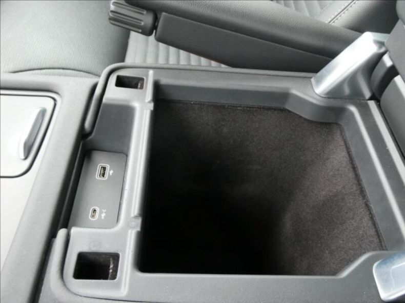 Land Rover Discovery - hlavní fotka