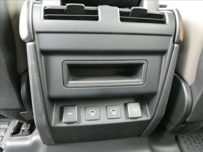 Land Rover Defender - hlavní fotka