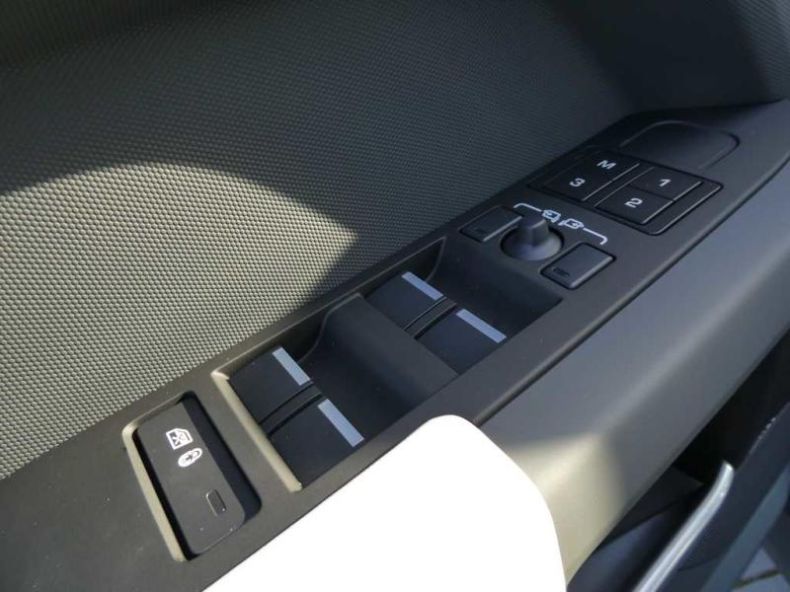 Land Rover Defender - hlavní fotka