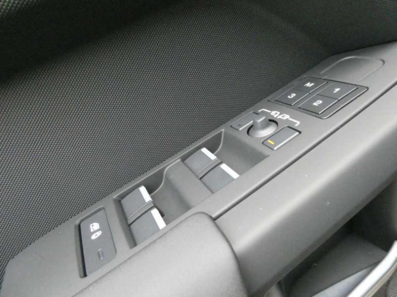 Land Rover Defender - hlavní fotka