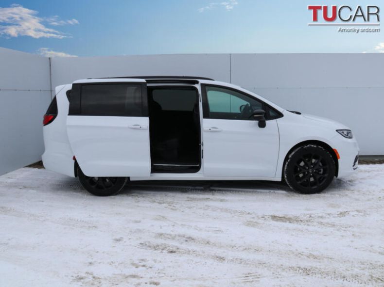 Chrysler Pacifica - hlavní fotka