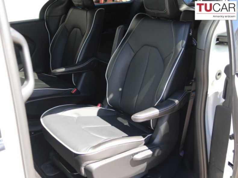 Chrysler Pacifica - hlavní fotka