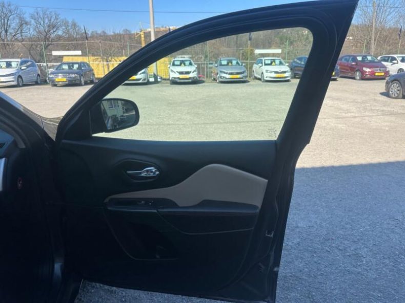 Jeep Cherokee - hlavní fotka