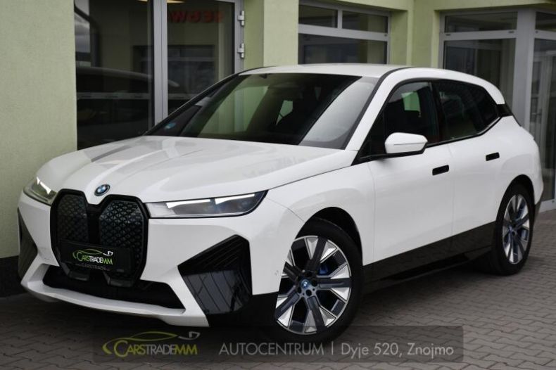 BMW iX - hlavní foto