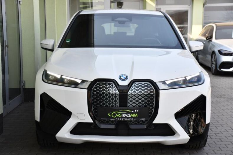 BMW iX - hlavní fotka