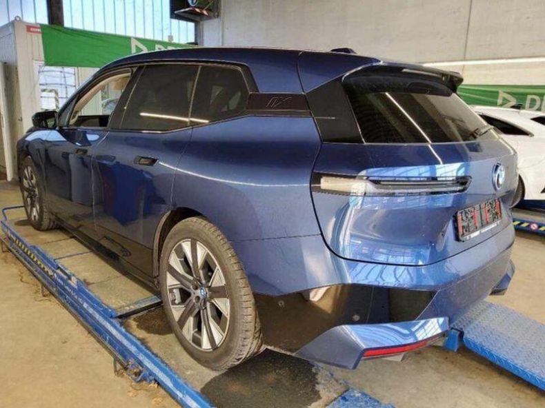 BMW iX - hlavní fotka