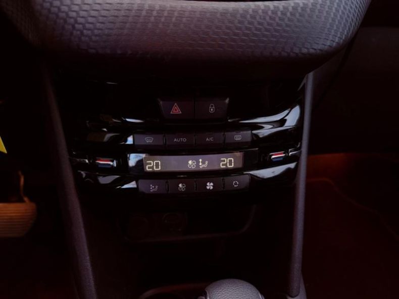 Peugeot 208 - hlavní fotka