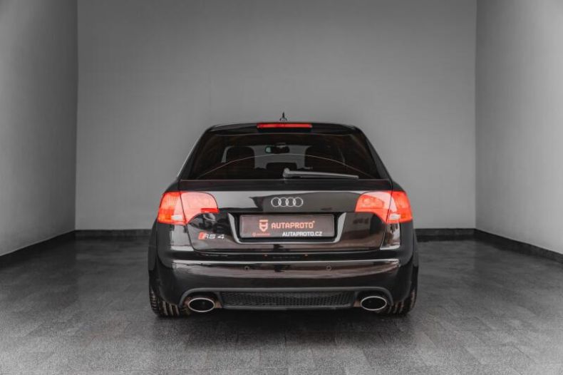 Audi RS 4 - hlavní fotka