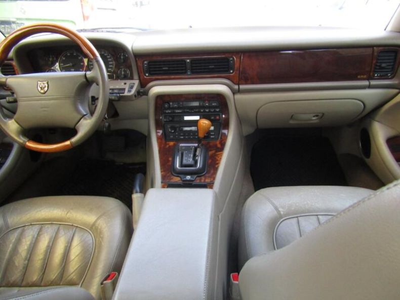 Jaguar XJ - hlavní fotka