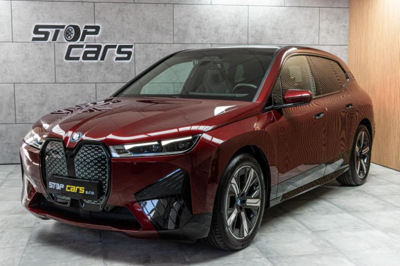 BMW iX - hlavní foto