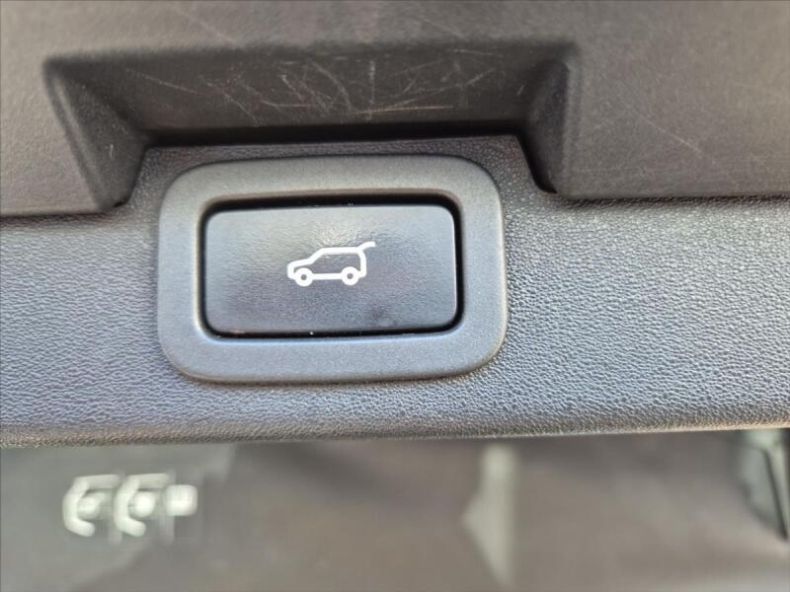 Land Rover Discovery - hlavní fotka