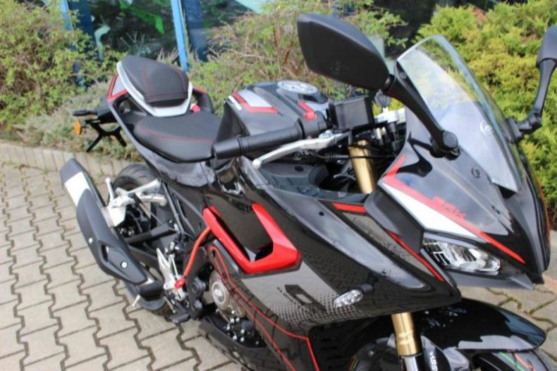 QJ Motor SRK 125 R - hlavní fotka