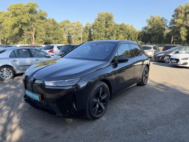 BMW iX - hlavní fotka
