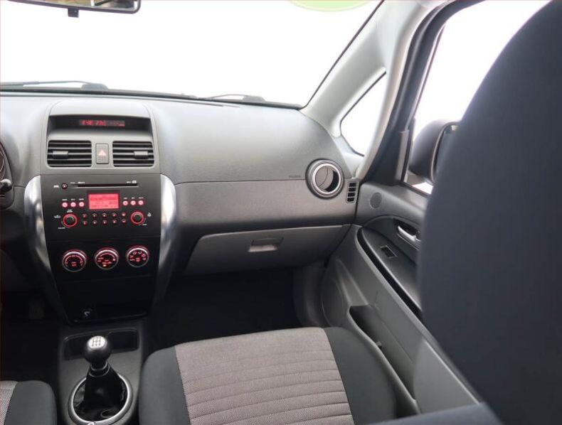 Suzuki SX4 - hlavní fotka