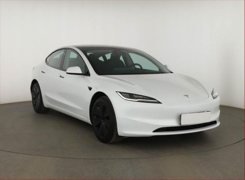 Tesla Model 3 - hlavní foto