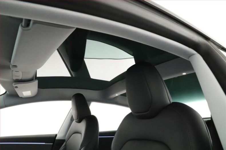 Tesla Model 3 - hlavní fotka