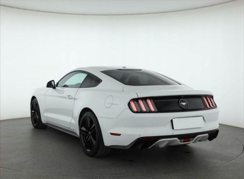 Ford Mustang - hlavní fotka