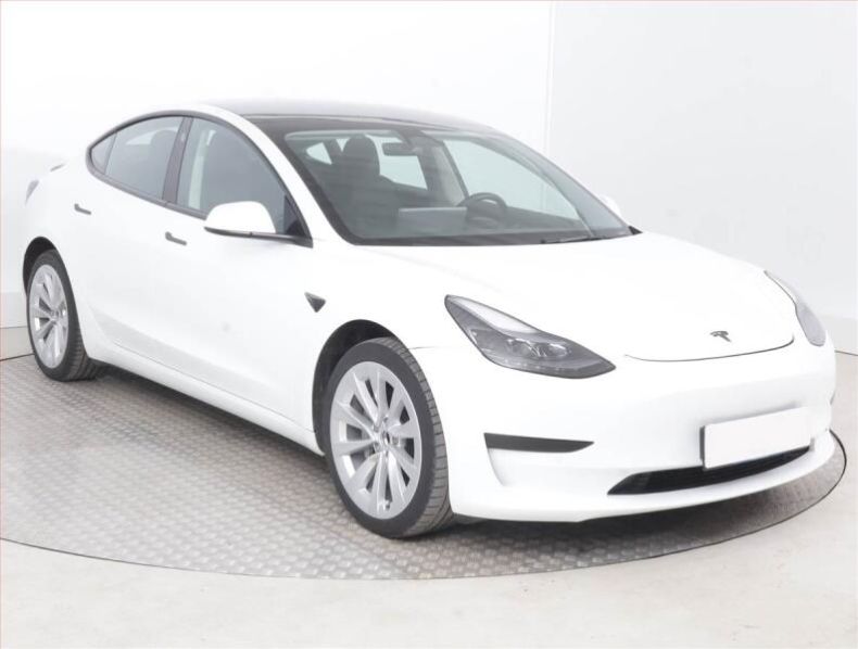 Tesla Model 3 - hlavní foto