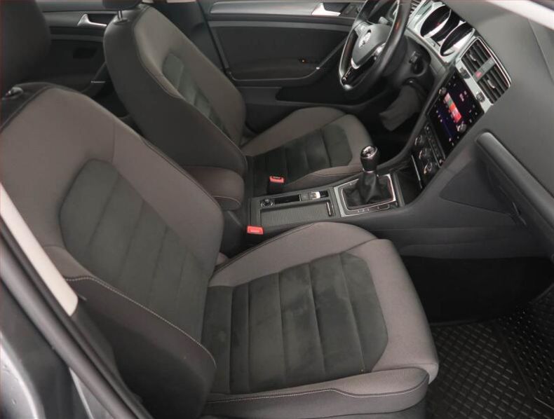 Volkswagen Golf - hlavní fotka