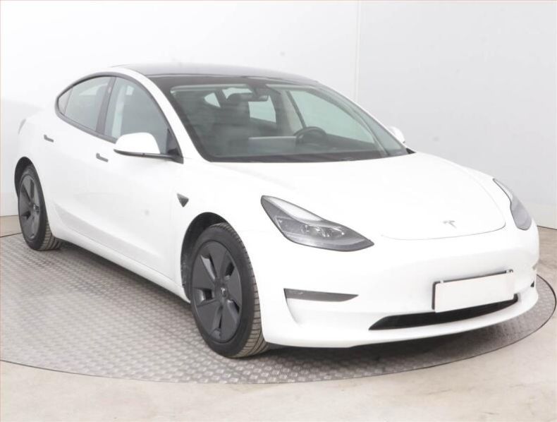 Tesla Model 3 - hlavní fotka inzerátu