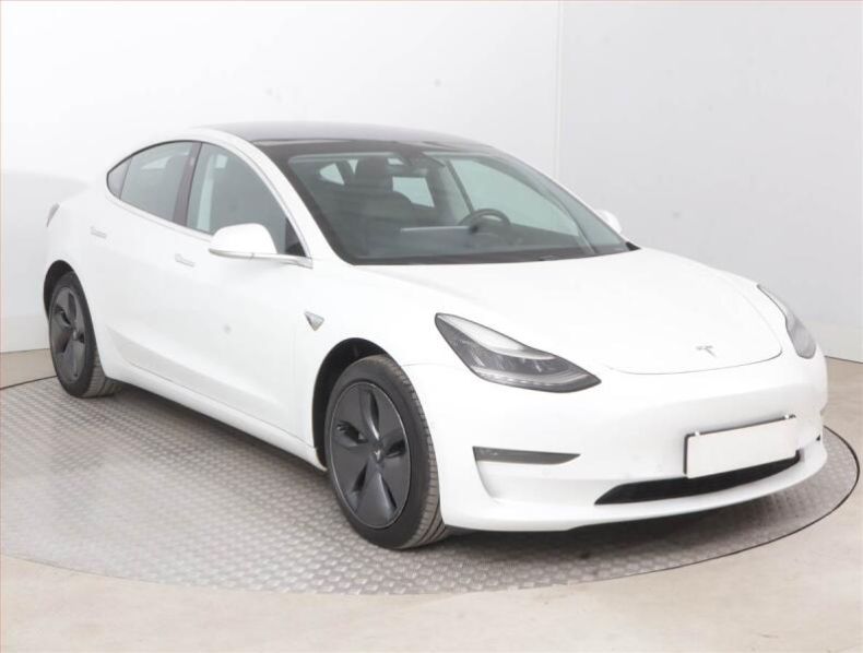 Tesla Model 3 - hlavní foto