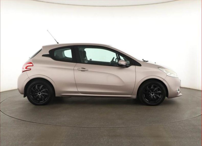 Peugeot 208 - hlavní fotka