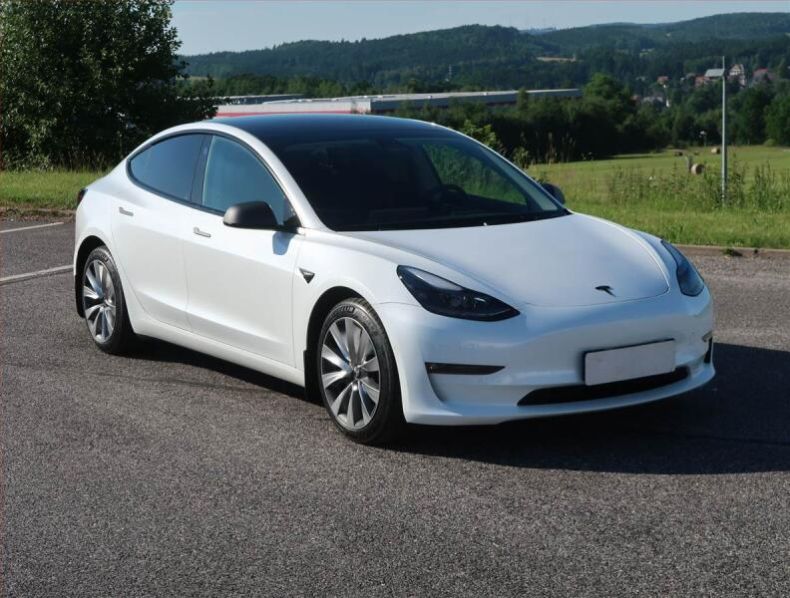 Tesla Model 3 - hlavní foto