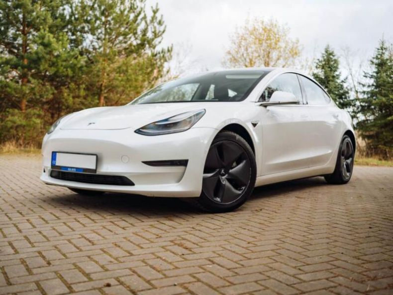 Tesla Model 3 - hlavní foto