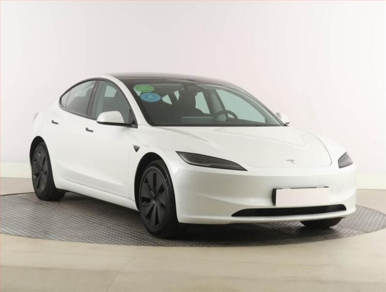 Tesla Model 3 - hlavní foto