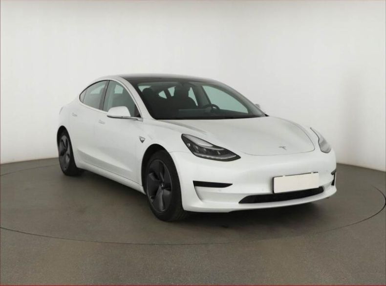 Tesla Model 3 - hlavní foto
