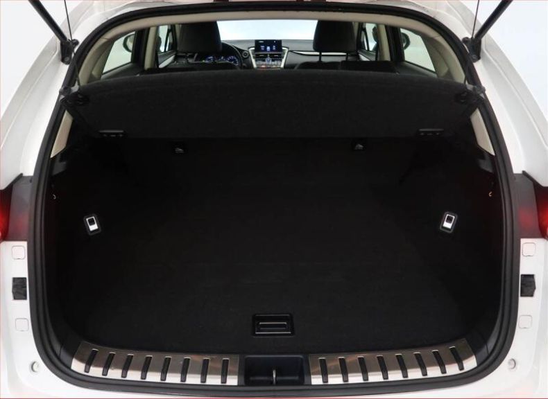 Lexus NX 300h - hlavní fotka