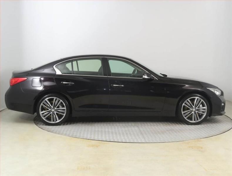 Infiniti Q - hlavní fotka