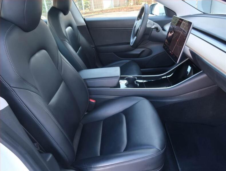 Tesla Model 3 - hlavní fotka