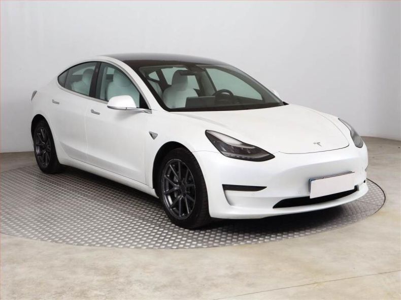 Tesla Model 3 - hlavní foto