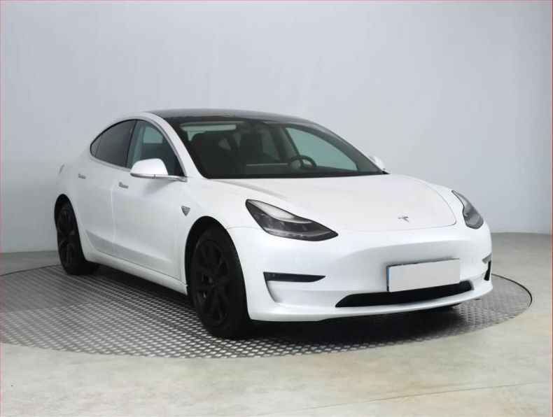 Tesla Model 3 - hlavní foto