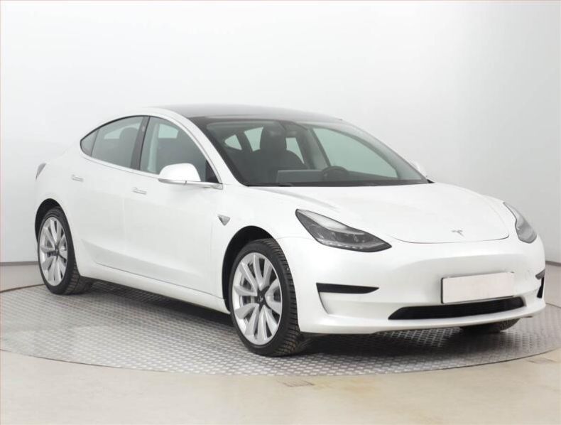 Tesla Model 3 - hlavní foto