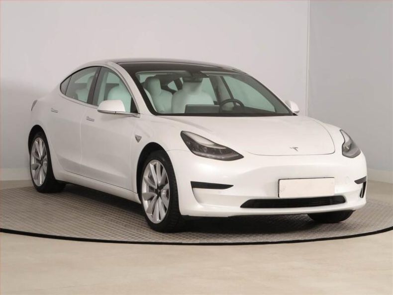 Tesla Model 3 - hlavní foto