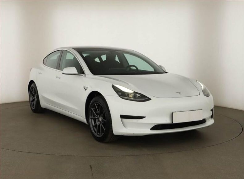 Tesla Model 3 - hlavní foto