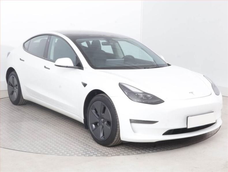 Tesla Model 3 - hlavní foto