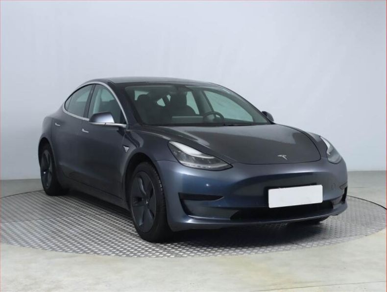 Tesla Model 3 - hlavní foto