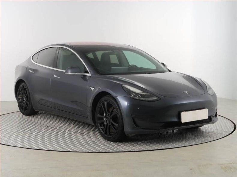 Tesla Model 3 - hlavní fotka inzerátu