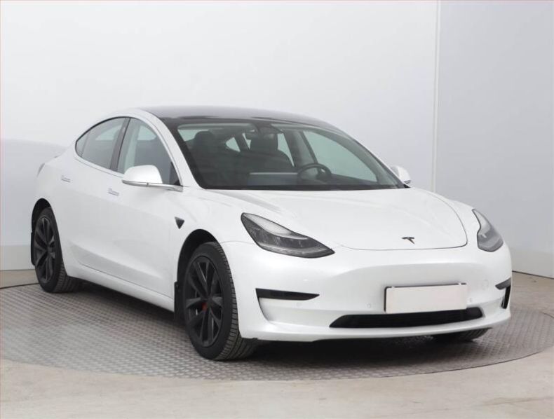 Tesla Model 3 - hlavní foto