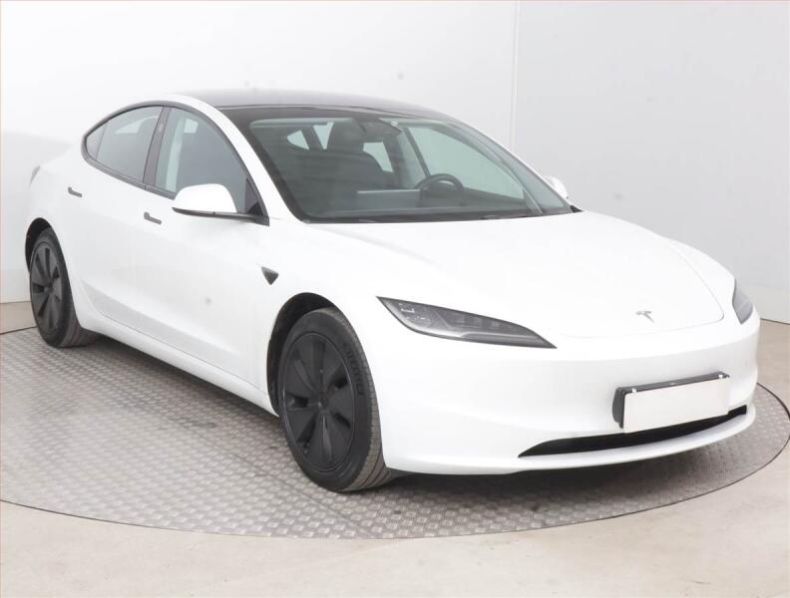 Tesla Model 3 - hlavní foto