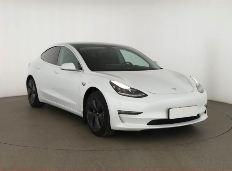 Tesla Model 3 - hlavní foto