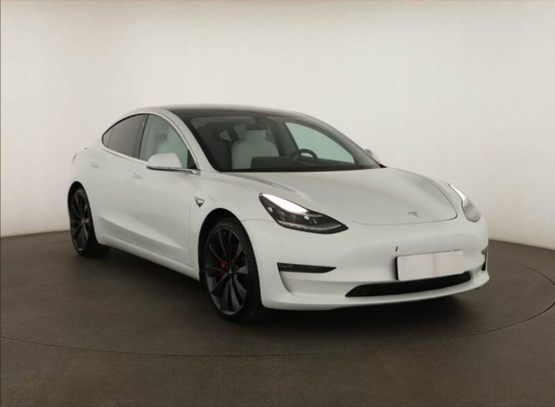 Tesla Model 3 - hlavní foto