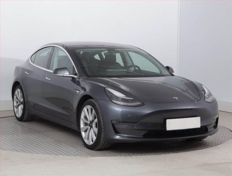Tesla Model 3 - hlavní fotka inzerátu