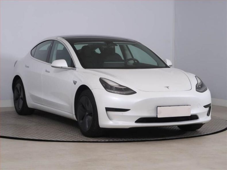 Tesla Model 3 - hlavní foto