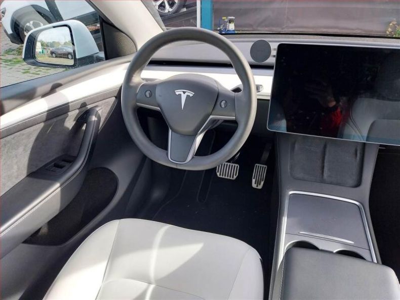 Tesla Model Y - hlavní fotka
