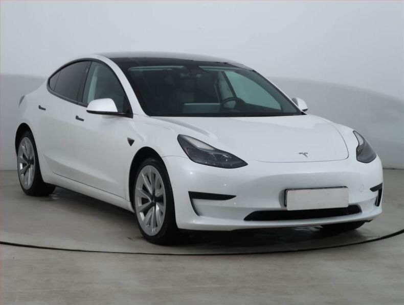Tesla Model 3 - hlavní foto